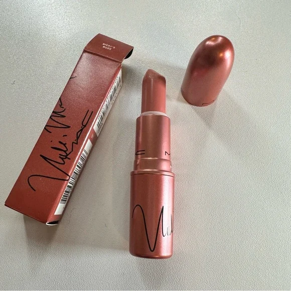 MAC Amplified Creme Lipstick - Picture 6 of 6